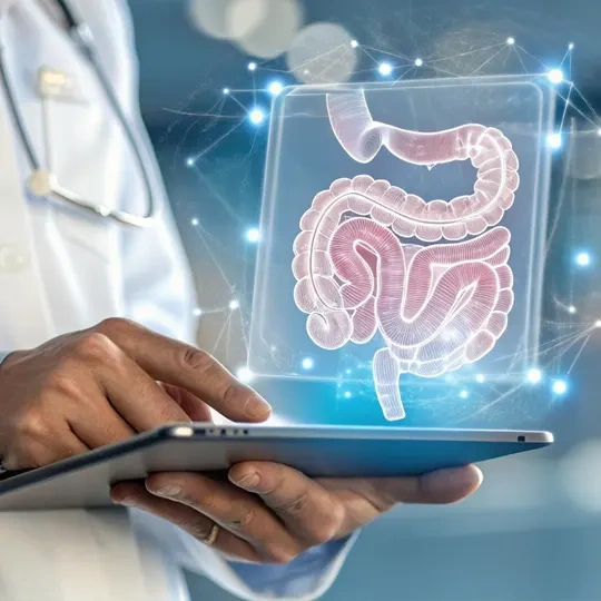 Médico operando um tablet digital de onde emerge uma projeção holográfica azul e transparente do sistema digestivo humano, destacando o cólon e os intestinos com pontos de luz brilhantes.