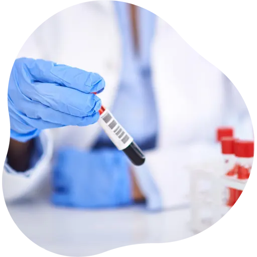 Paciente segurando guia de exames de sangue e sorrindo após atendimento em Vila Velha.