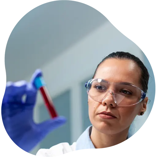 Equipamento automatizado de alta tecnologia processando amostras de sangue para análise em Vila Velha.