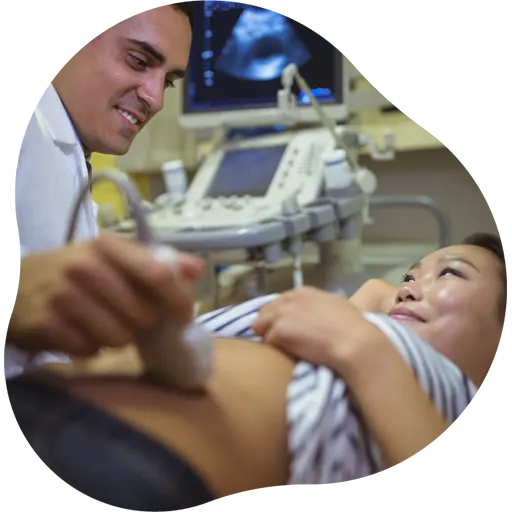 Médico radiologista realizando ultrassom abdominal total em paciente em Vila Velha.